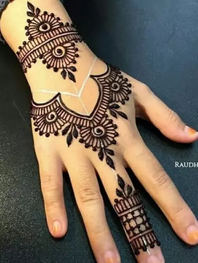 Middle Finger Arabic Mehndi Design