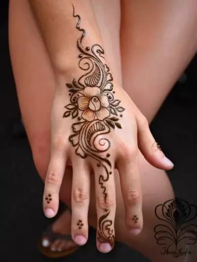 Minimalist Arabic Mehndi Design