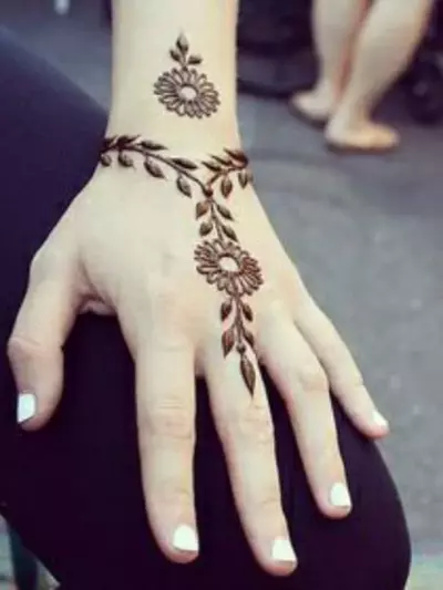 Minimum Round Flower Mehndi Design